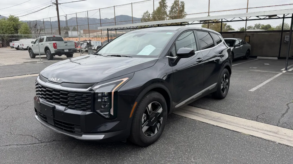 2026 KIA SPORTAGE LX Front Driver-Side Angle