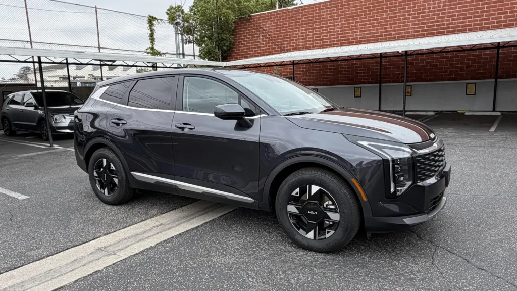 2026 KIA SPORTAGE LX Front Passenger-Side Angle